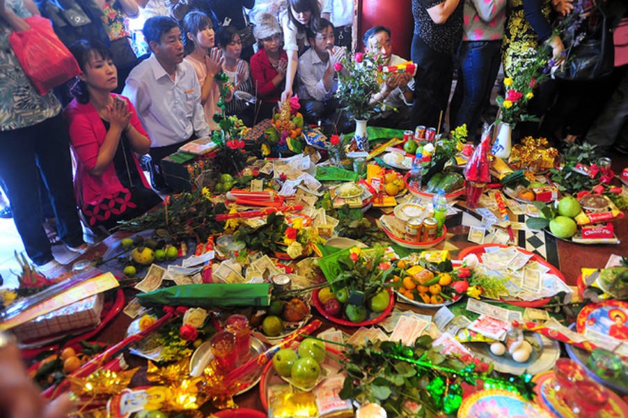 Tấp nập người đến chùa cầu bình an đầu Xuân 